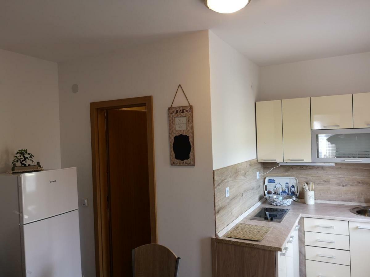 Tomek Apartment Vir Exterior photo