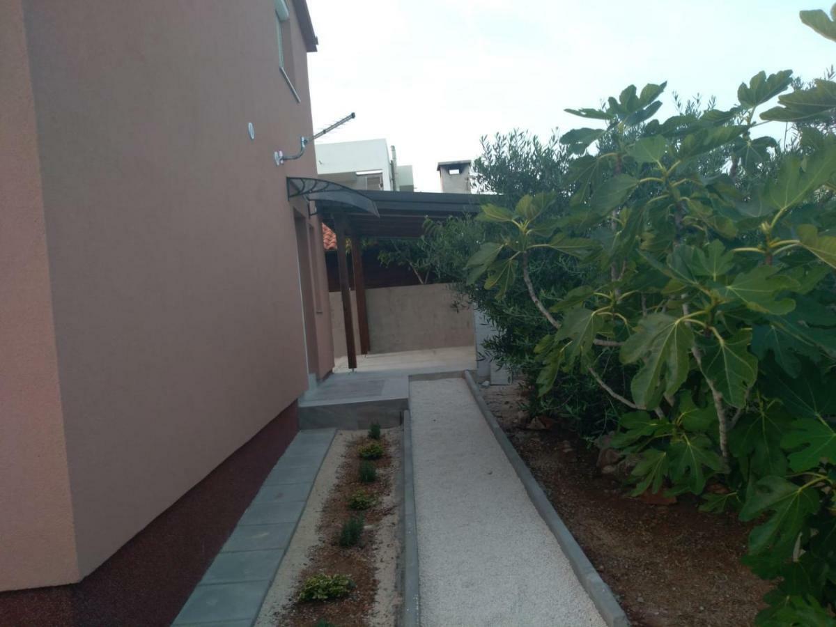 Tomek Apartment Vir Exterior photo