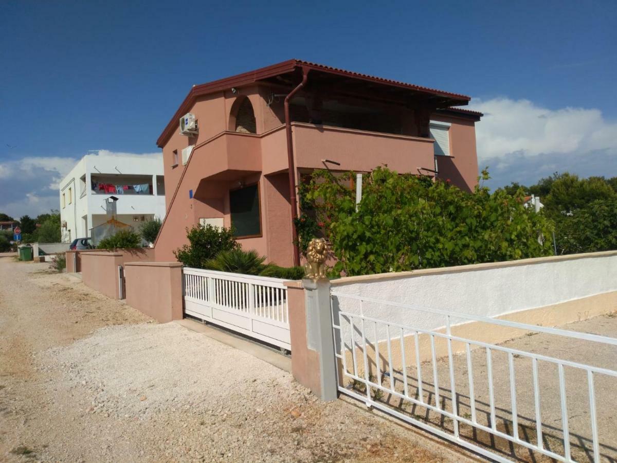 Tomek Apartment Vir Exterior photo
