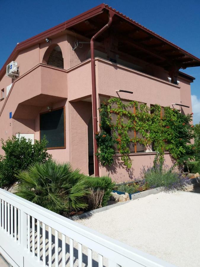 Tomek Apartment Vir Exterior photo